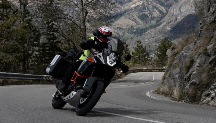 KTM 1050 Adventure: Prova su strada, prestazioni e prezzo - Foto 6 di 48