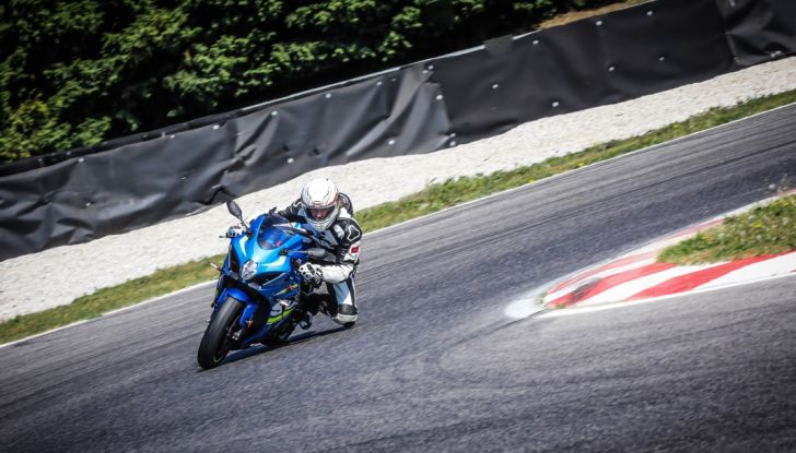 Prova in pista Suzuki GSX-R 1000 2017: il Ritorno del Re - Foto 7 di 24