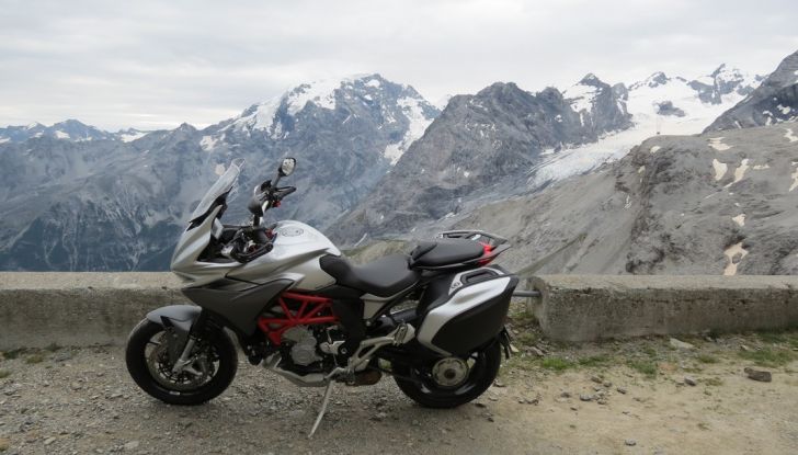 MV Agusta Turismo Veloce: la prova su strada - Foto 2 di 44