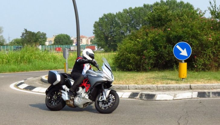 MV Agusta Turismo Veloce: la prova su strada - Foto 20 di 44