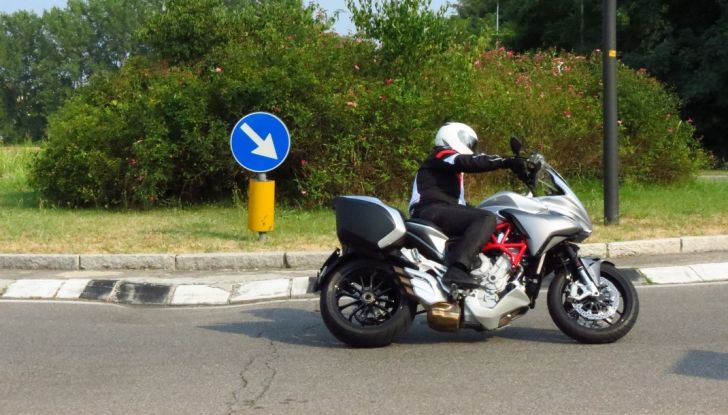 MV Agusta Turismo Veloce: la prova su strada - Foto 6 di 44
