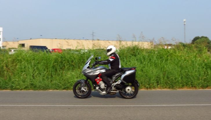 MV Agusta Turismo Veloce: la prova su strada - Foto 31 di 44