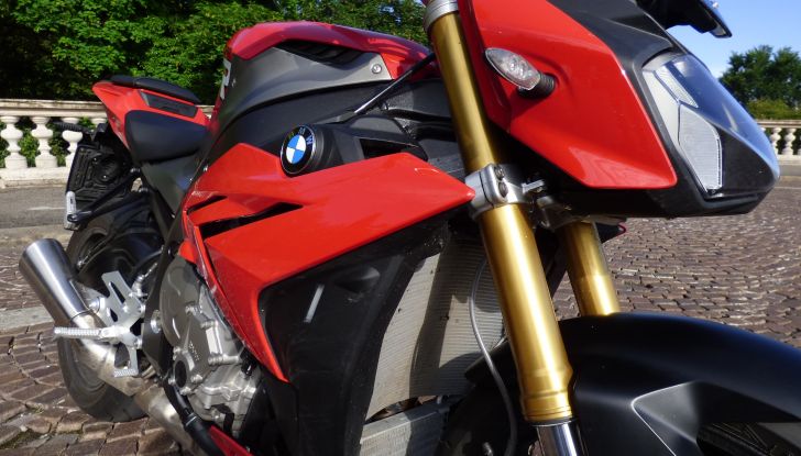 BMW S 1000 R, prova su strada:  Red Naked Redemption! - Foto 17 di 36