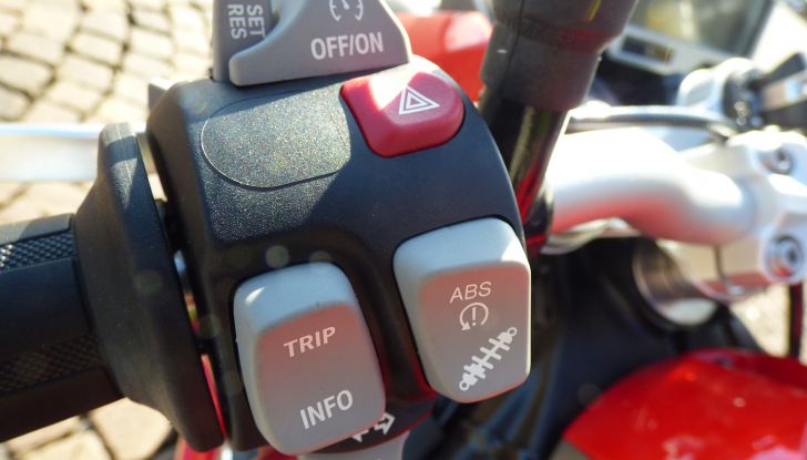 BMW S 1000 R, prova su strada:  Red Naked Redemption! - Foto 31 di 36