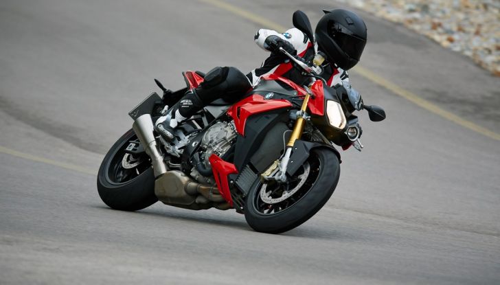 BMW S 1000 R, prova su strada:  Red Naked Redemption! - Foto 12 di 36