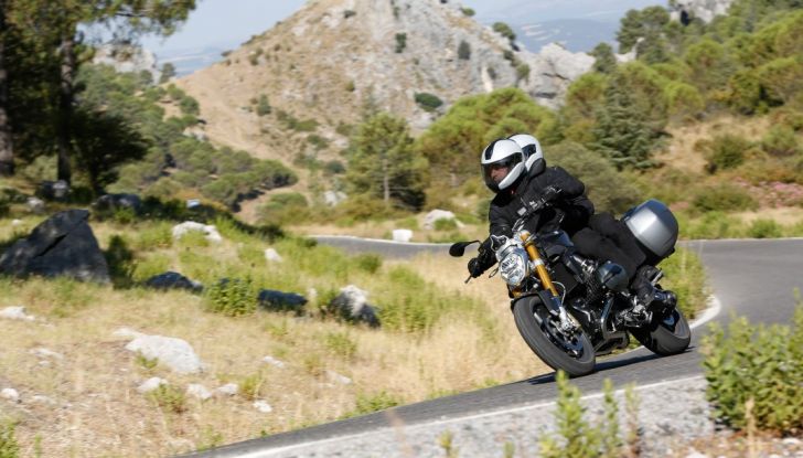 Prova su strada BMW R 1200R: una tranquilla naked da paura! - Foto 14 di 22