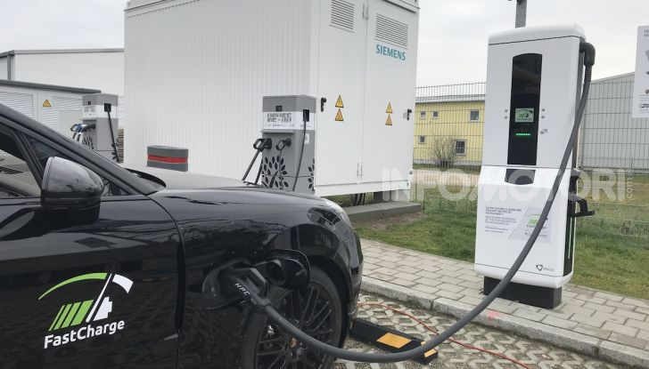 Porsche elettrica ricarica 100Km di autonomia in 3 minuti - Foto 1 di 41