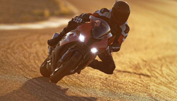 BMW S1000RR 2019: sportiva di razza con componenti M Performance Parts - Foto 5 di 10