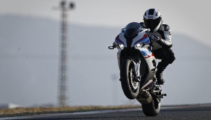 BMW S1000RR 2019: sportiva di razza con componenti M Performance Parts - Foto 1 di 10