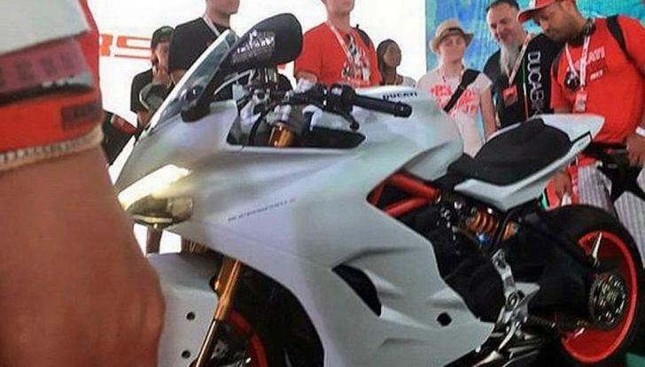 Ducati Supersport 936 2017: come ai vecchi tempi - Foto 1 di 29