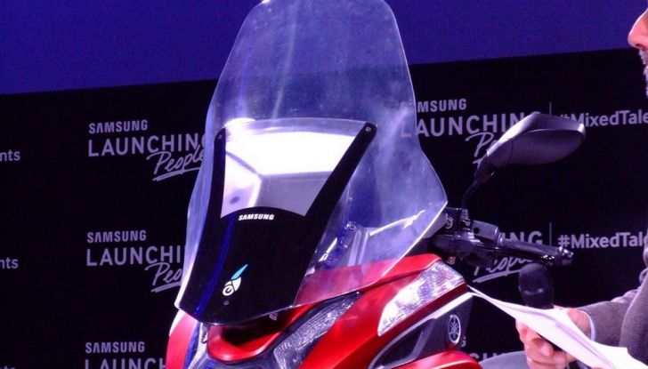 Samsung e Yamaha presentano il Tricity con Smart Windshield - Foto 2 di 27