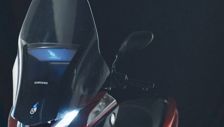 Samsung e Yamaha presentano il Tricity con Smart Windshield - Foto 19 di 27