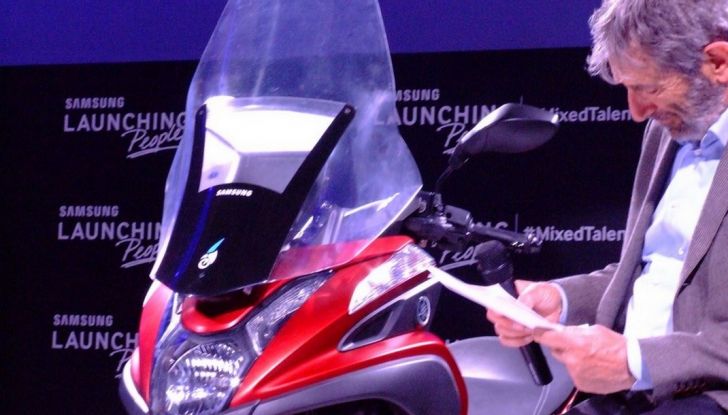 Samsung e Yamaha presentano il Tricity con Smart Windshield - Foto 7 di 27