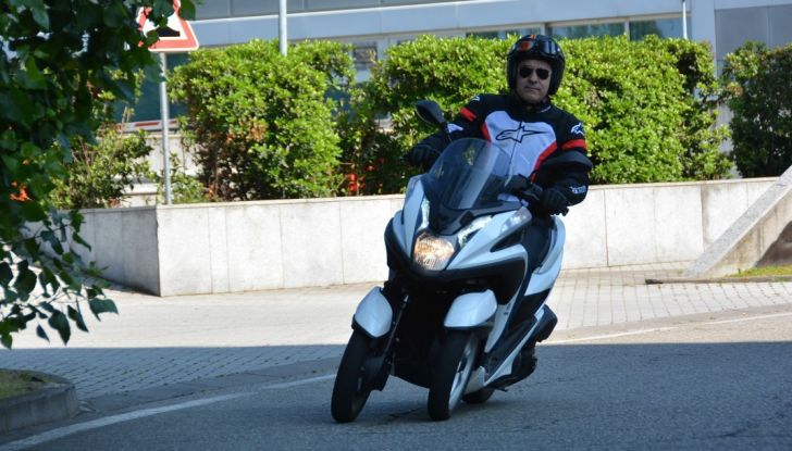 Prova su strada Yamaha Tricity: la città è più sicura - Foto 14 di 43