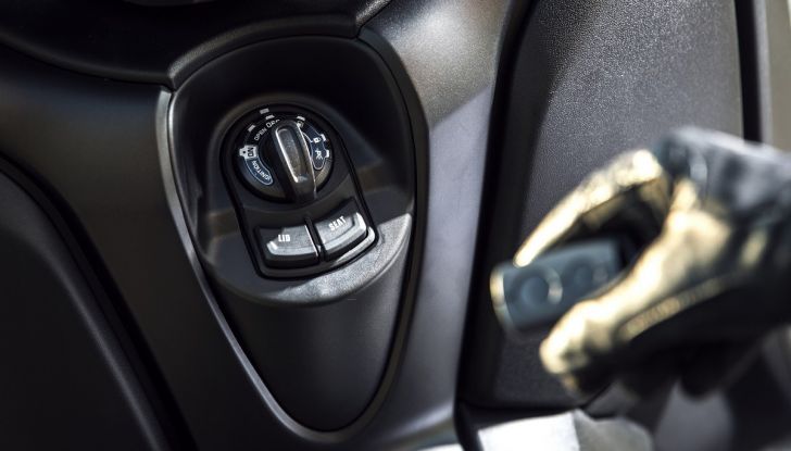 Yamaha X-Max 125: confort, tecnologia e stile - Foto 13 di 25