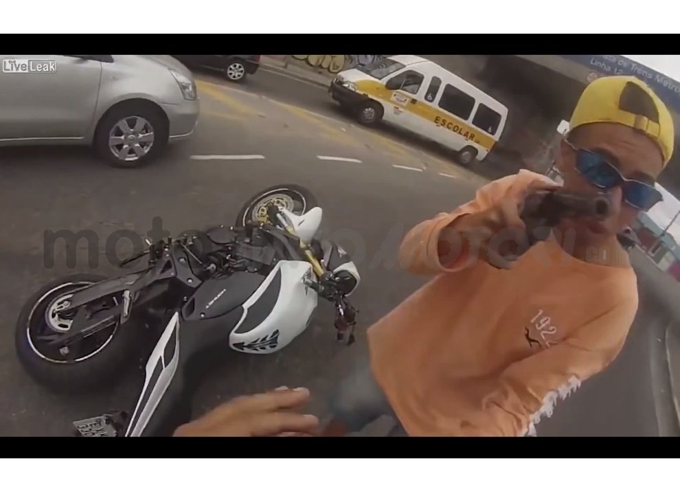 Brasiliano ruba una moto in corsa, ma la polizia spara ed è la morte in diretta (Video) - Foto 6 di 6