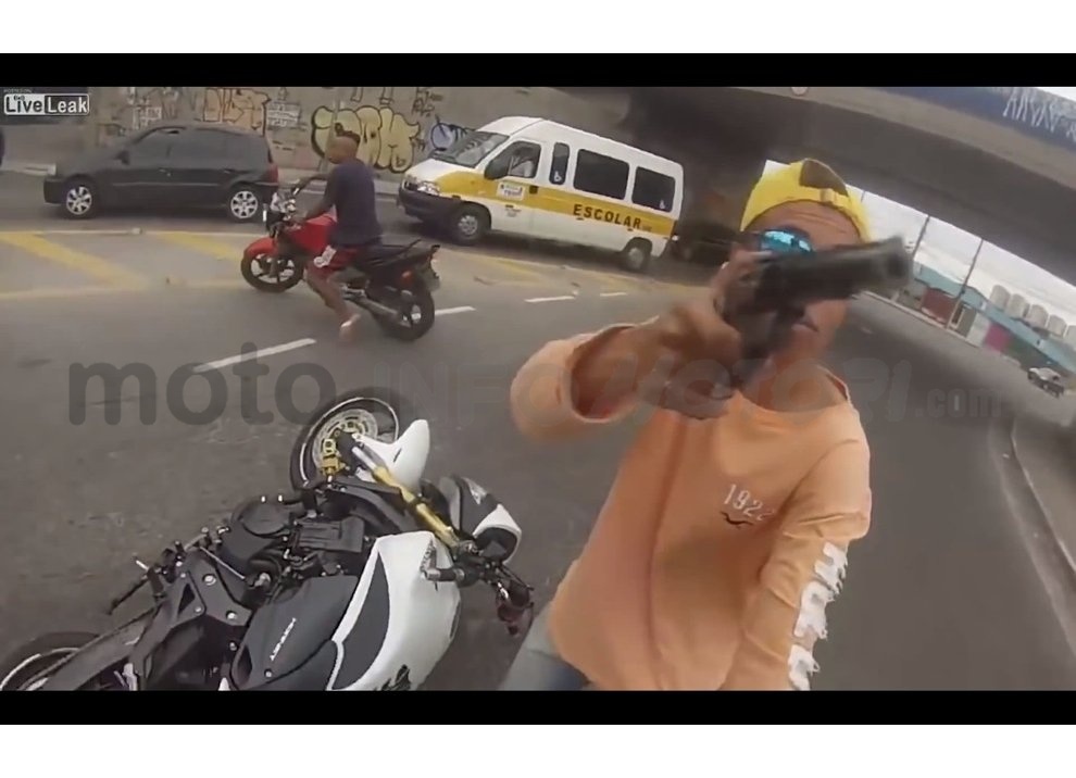 Brasiliano ruba una moto in corsa, ma la polizia spara ed è la morte in diretta (Video) - Foto 5 di 6