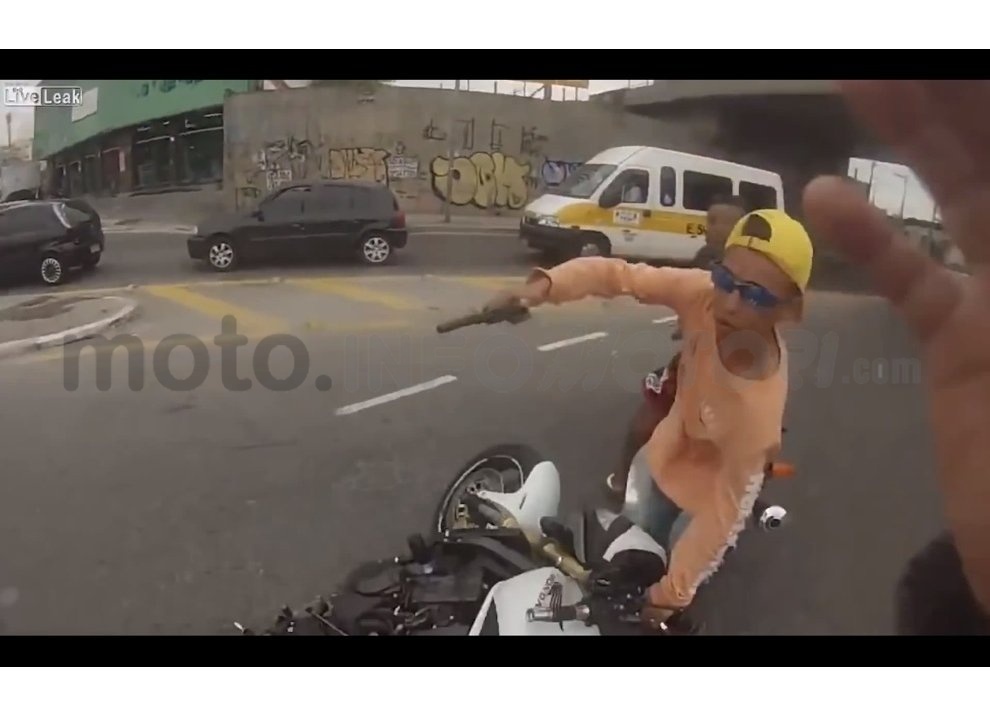 Brasiliano ruba una moto in corsa, ma la polizia spara ed è la morte in diretta (Video) - Foto 4 di 6