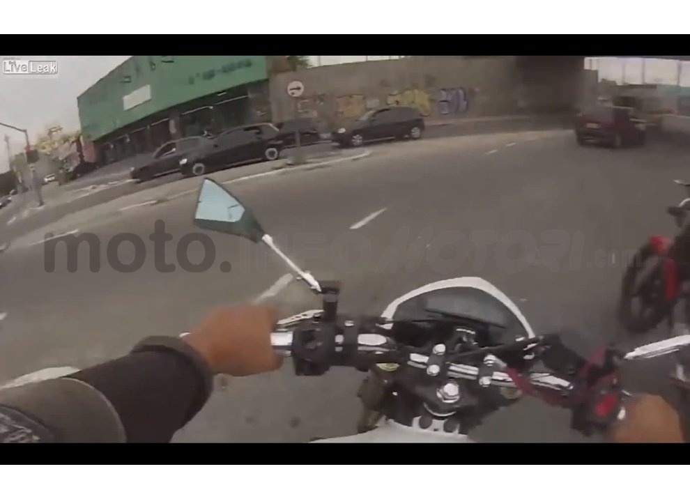 Brasiliano ruba una moto in corsa, ma la polizia spara ed è la morte in diretta (Video) - Foto 2 di 6