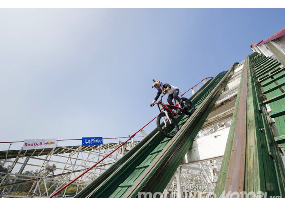 Corre in moto sulle montagne russe Red Bull, il video  - Foto 2 di 5