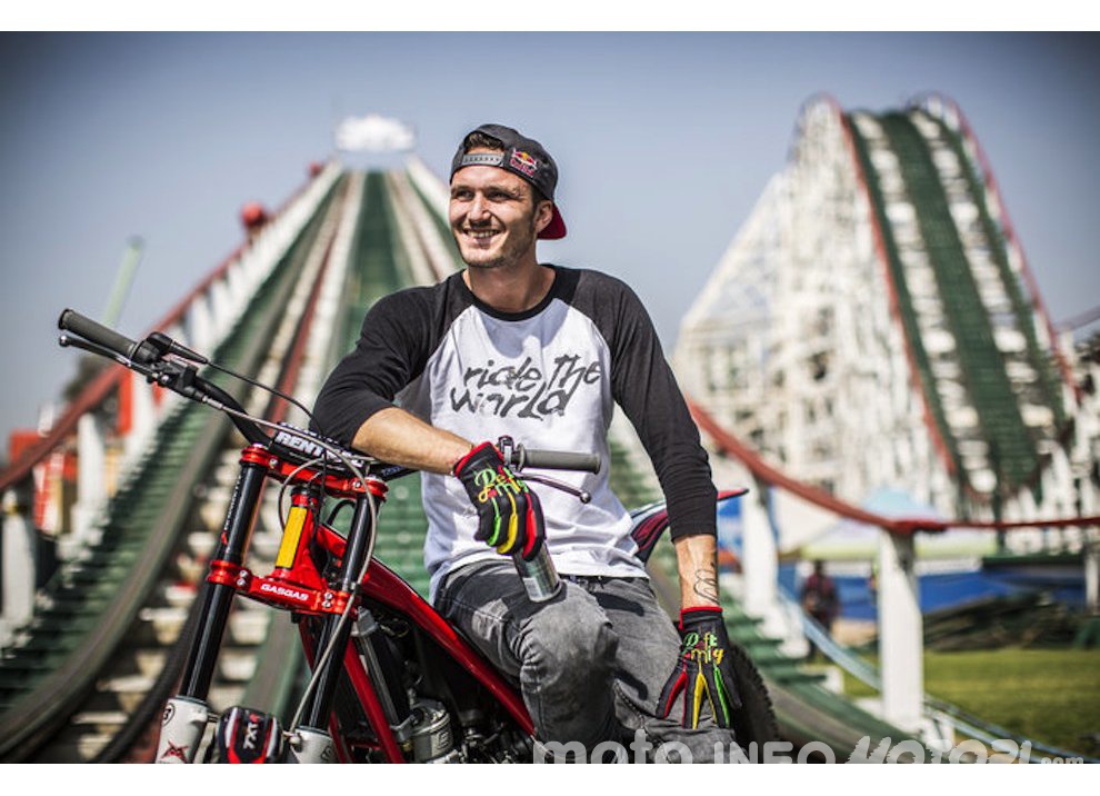 Corre in moto sulle montagne russe Red Bull, il video 
