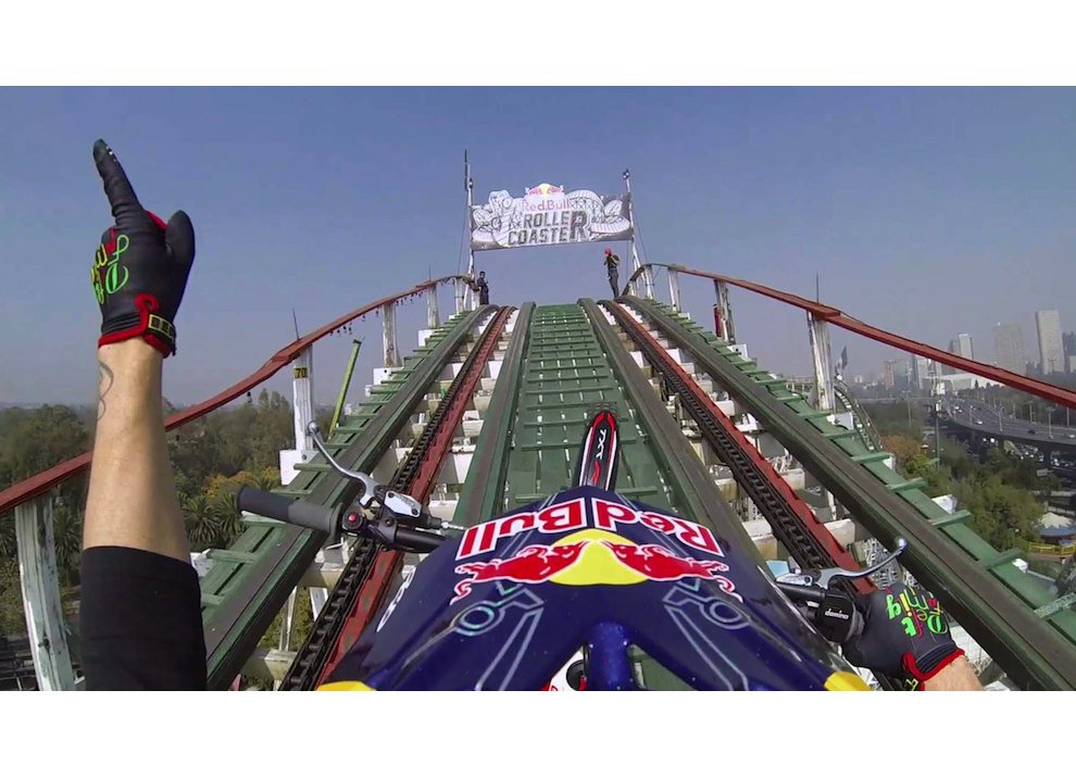 Corre in moto sulle montagne russe Red Bull, il video  - Foto 4 di 5