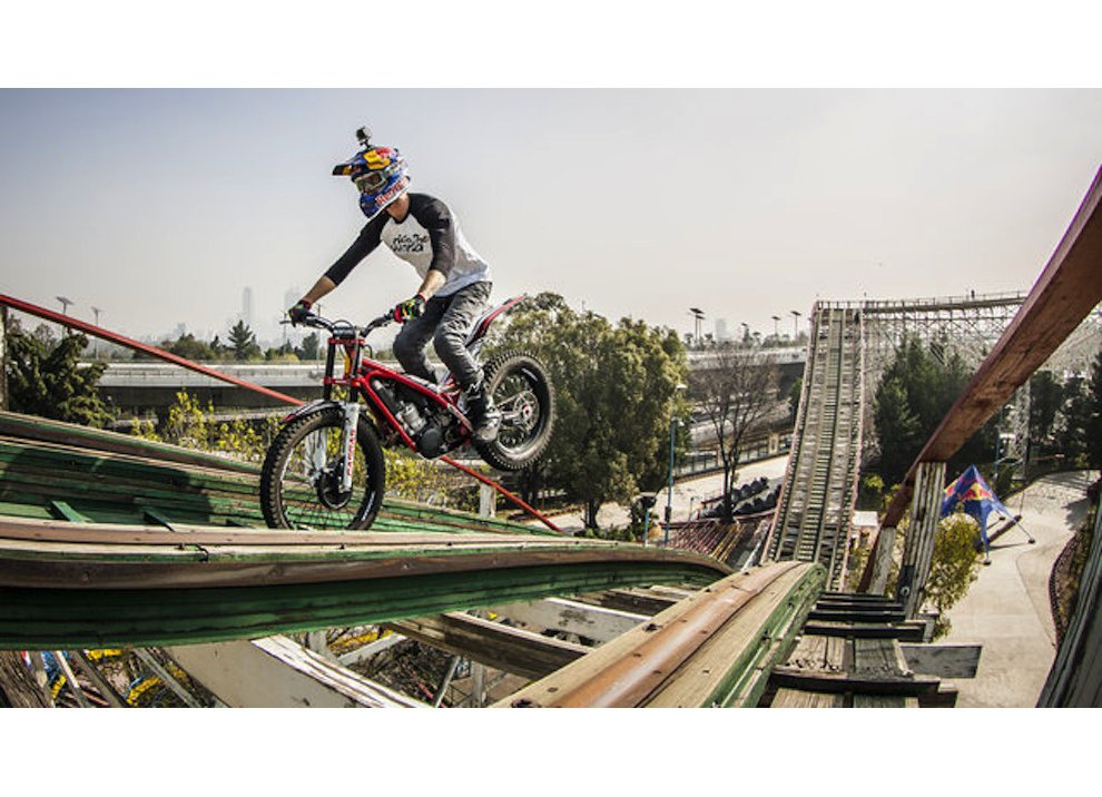 Corre in moto sulle montagne russe Red Bull, il video  - Foto 3 di 5