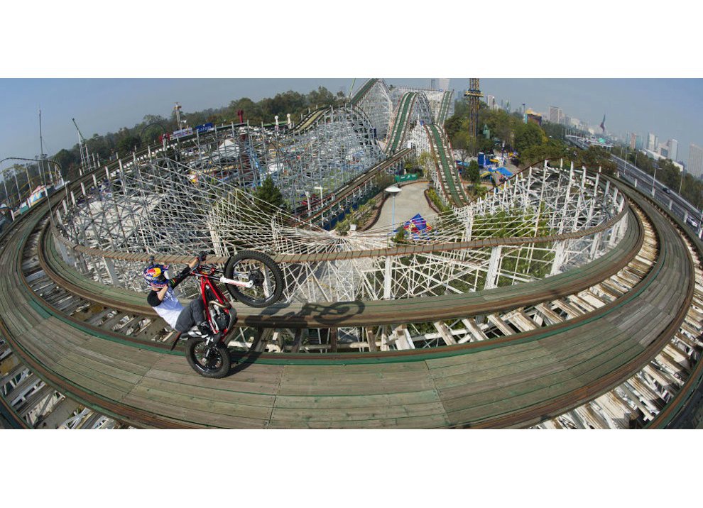 Corre in moto sulle montagne russe Red Bull, il video  - Foto 5 di 5
