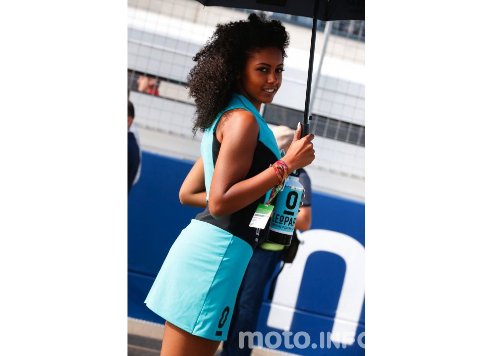 Donne e Motori-Fotogallery delle ombrelline al MotoGP di Aragon - Foto 10 di 27