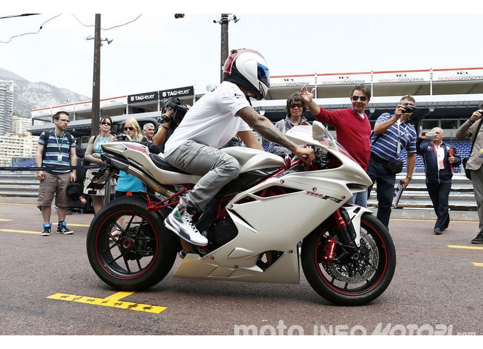Lewis Hamilton come Senna con MV Agusta - Foto 6 di 15