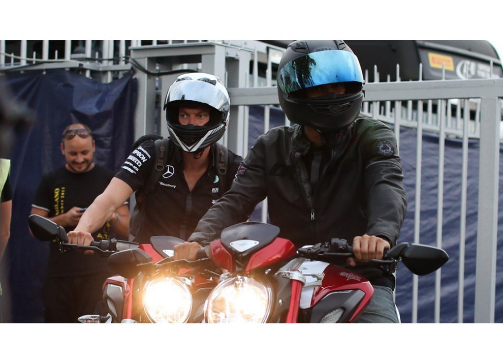 Lewis Hamilton come Senna con MV Agusta - Foto 12 di 15