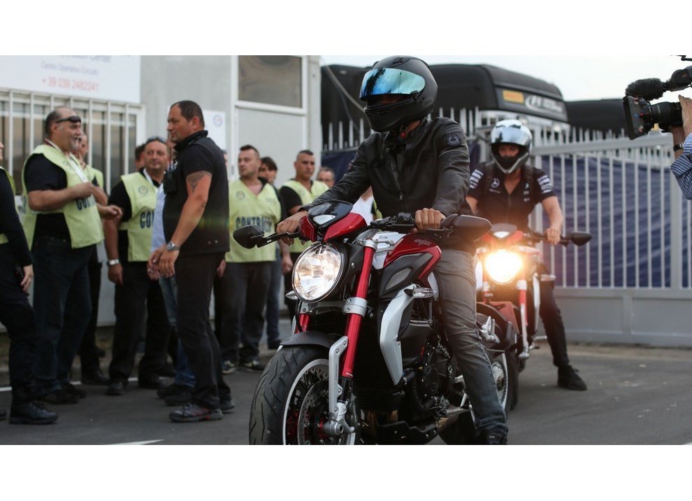 Lewis Hamilton come Senna con MV Agusta - Foto 13 di 15
