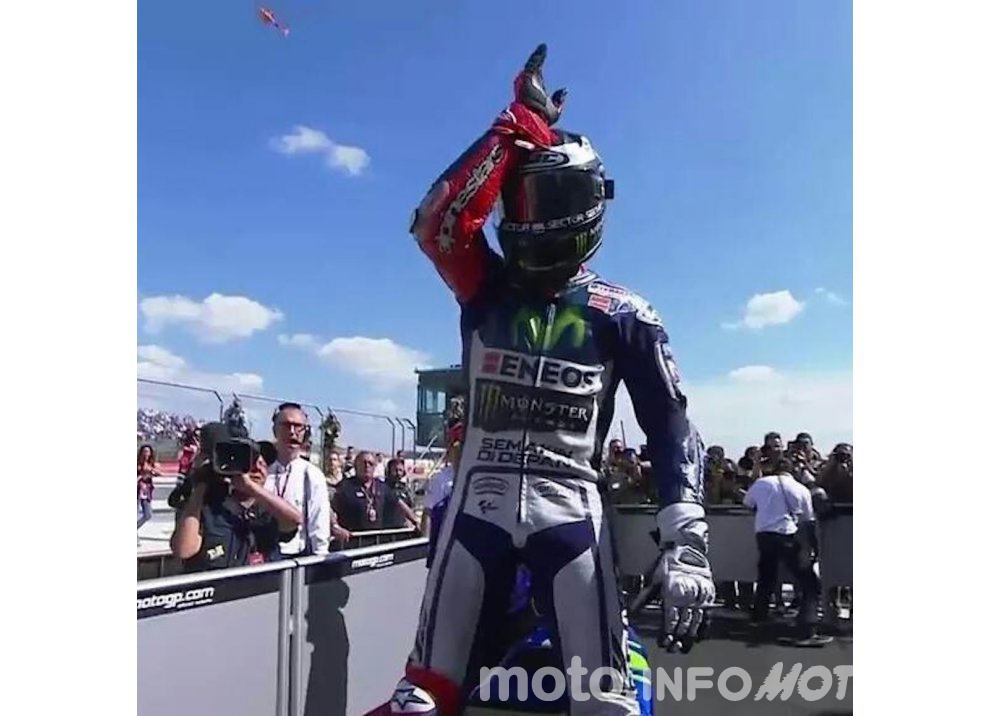 MotoGP, Risultati Aragon 2015: vince Lorenzo, battaglia tra Rossi e Pedrosa. Marquez cade - Foto 6 di 10