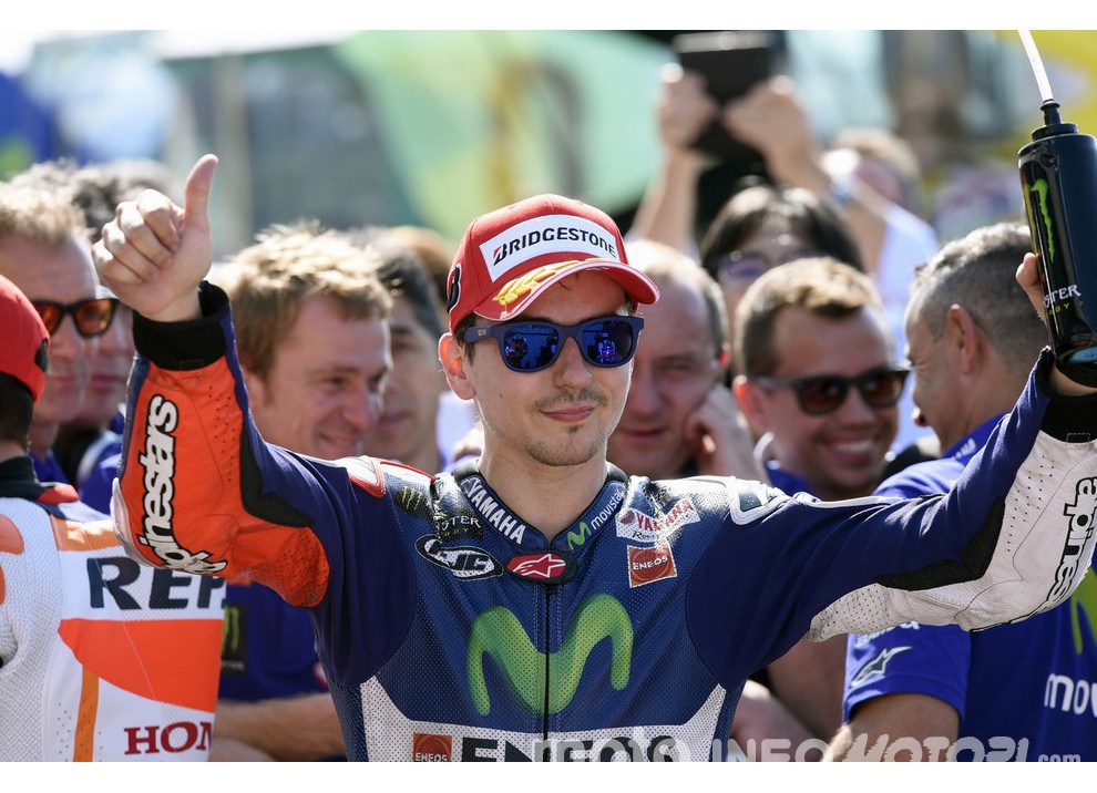 Rossi rimonta ma a vincere il mondiale di MotoGP 2015 è Jorge Lorenzo