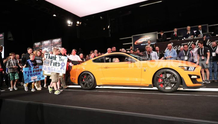 Ford Mustang Shelby GT500, l’esemplare n°1 venduto a $1,1 milioni - Foto 1 di 6
