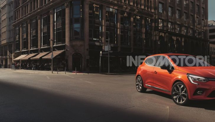 Renault Clio: il restyling 2023 al debutto in aprile, ecco le novità - Foto 7 di 20