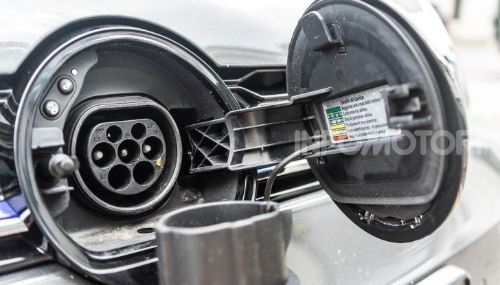 Volkswagen Golf GTE: prova su strada dell’ibrido plug-in da 204CV - Foto 24 di 33