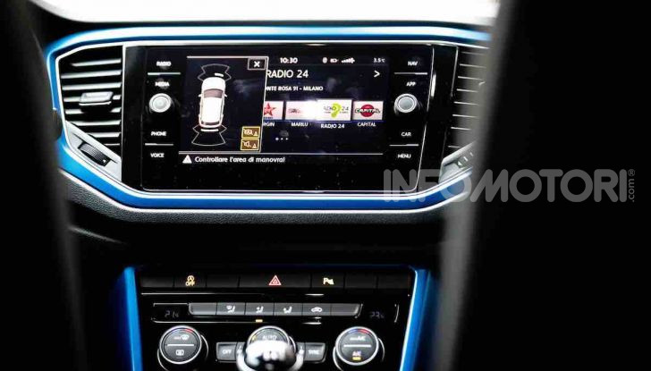 Volkswagen T-Roc 1.6 da 115CV: prova in notturna a Milano - Foto 11 di 45