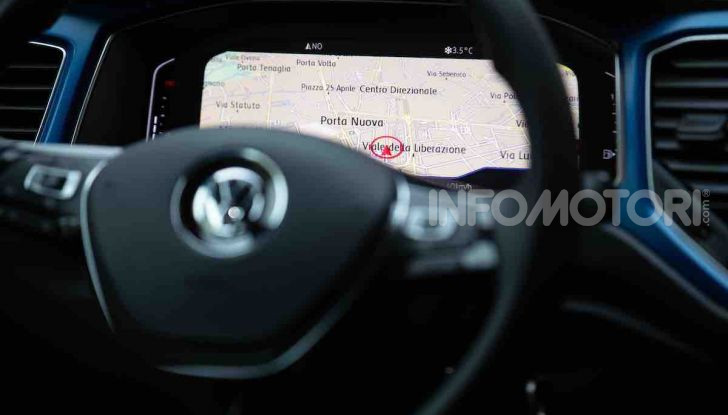 Volkswagen T-Roc 1.6 da 115CV: prova in notturna a Milano - Foto 15 di 45