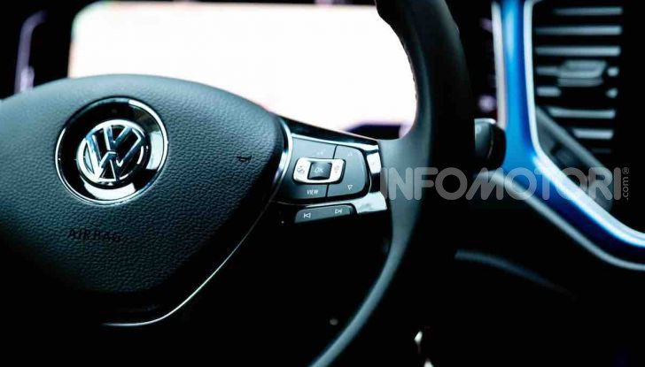 Volkswagen T-Roc 1.6 da 115CV: prova in notturna a Milano - Foto 18 di 45