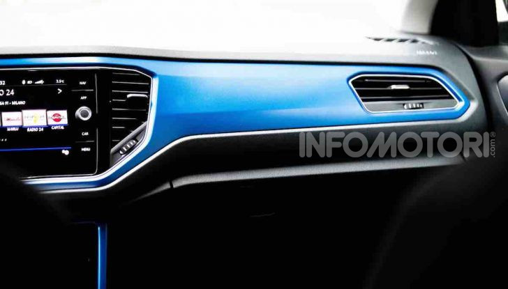 Volkswagen T-Roc 1.6 da 115CV: prova in notturna a Milano - Foto 20 di 45