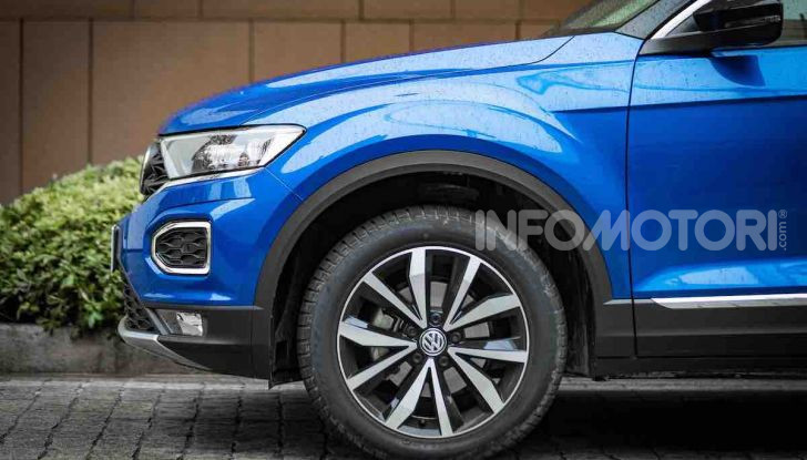 Volkswagen T-Roc 1.6 da 115CV: prova in notturna a Milano - Foto 2 di 45