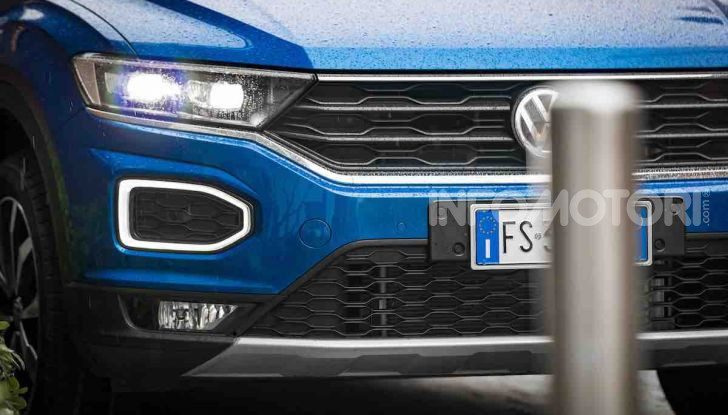 Volkswagen T-Roc 1.6 da 115CV: prova in notturna a Milano - Foto 27 di 45
