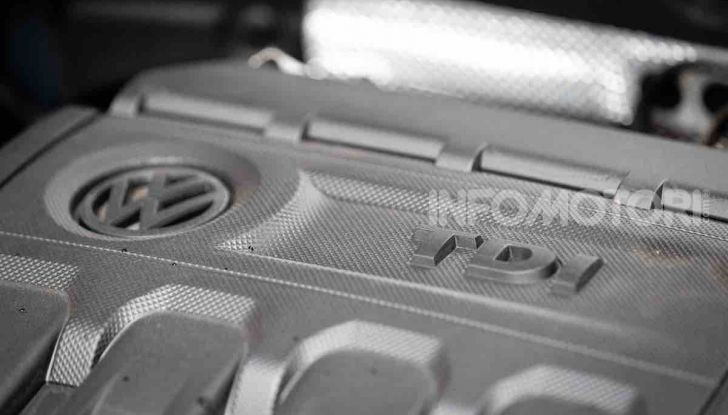 Volkswagen T-Roc 1.6 da 115CV: prova in notturna a Milano - Foto 30 di 45