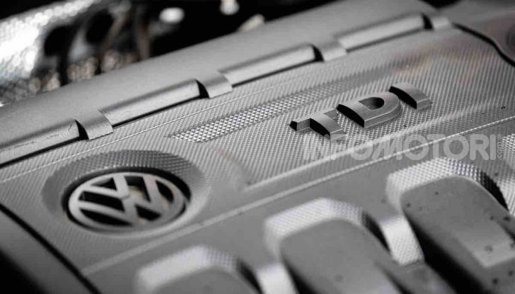 Volkswagen T-Roc 1.6 da 115CV: prova in notturna a Milano - Foto 31 di 45