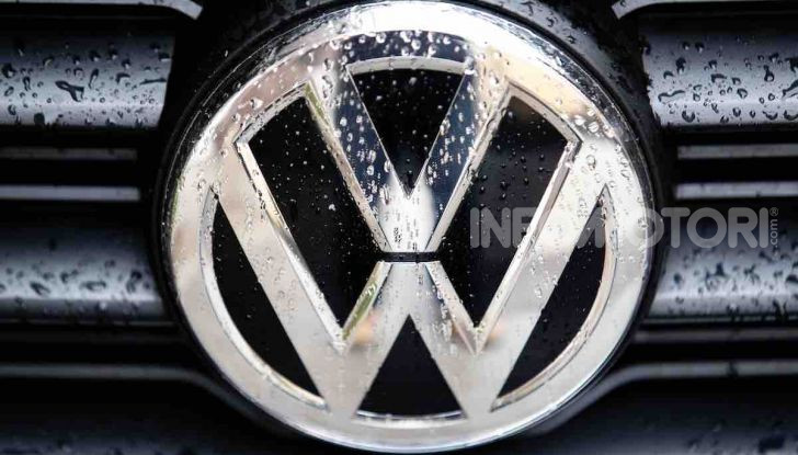 Volkswagen T-Roc 1.6 da 115CV: prova in notturna a Milano - Foto 32 di 45