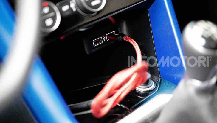 Volkswagen T-Roc 1.6 da 115CV: prova in notturna a Milano - Foto 35 di 45