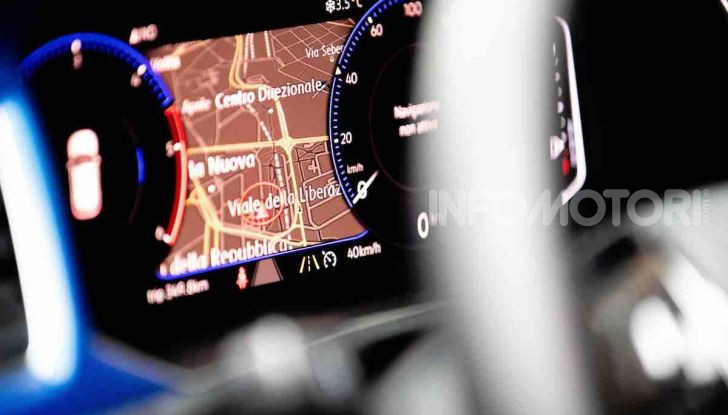 Volkswagen T-Roc 1.6 da 115CV: prova in notturna a Milano - Foto 38 di 45