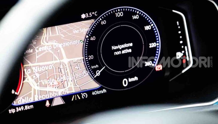 Volkswagen T-Roc 1.6 da 115CV: prova in notturna a Milano - Foto 39 di 45