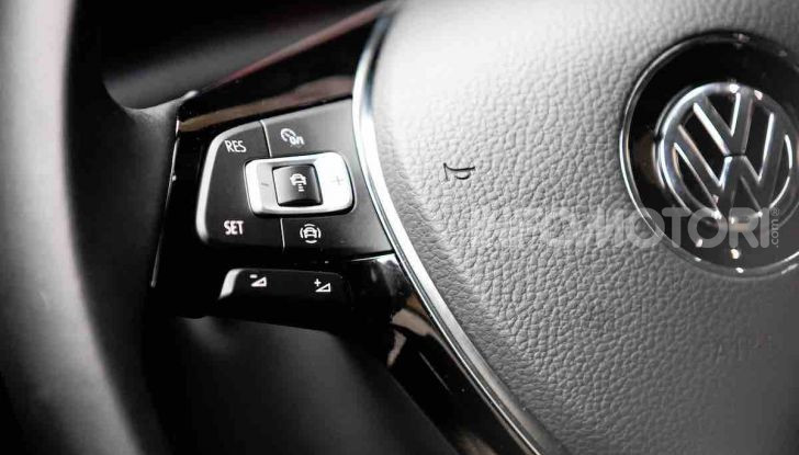 Volkswagen T-Roc 1.6 da 115CV: prova in notturna a Milano - Foto 42 di 45